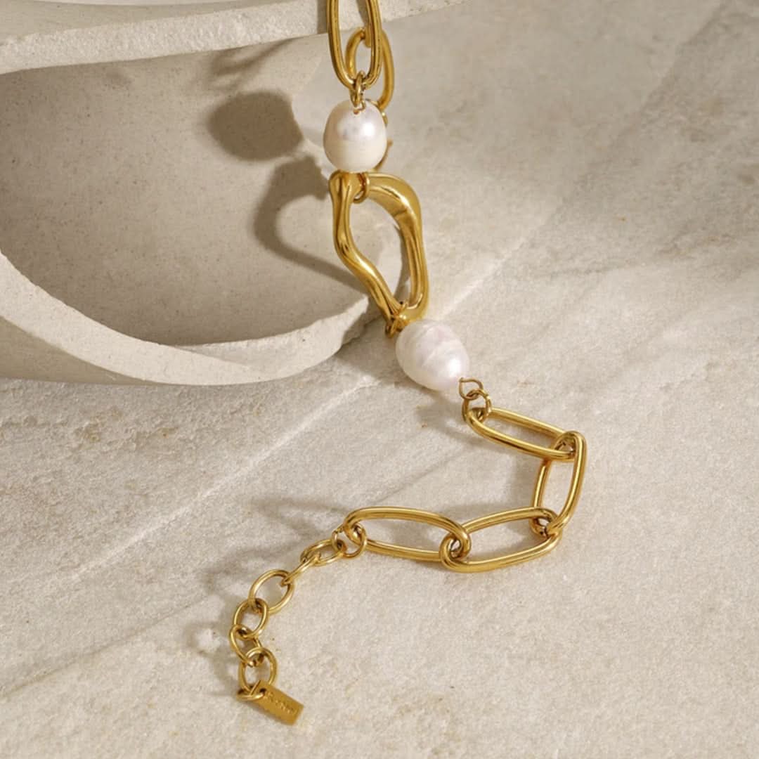 Molten Pearl & Paperclip Bracelet Gold - Image 3